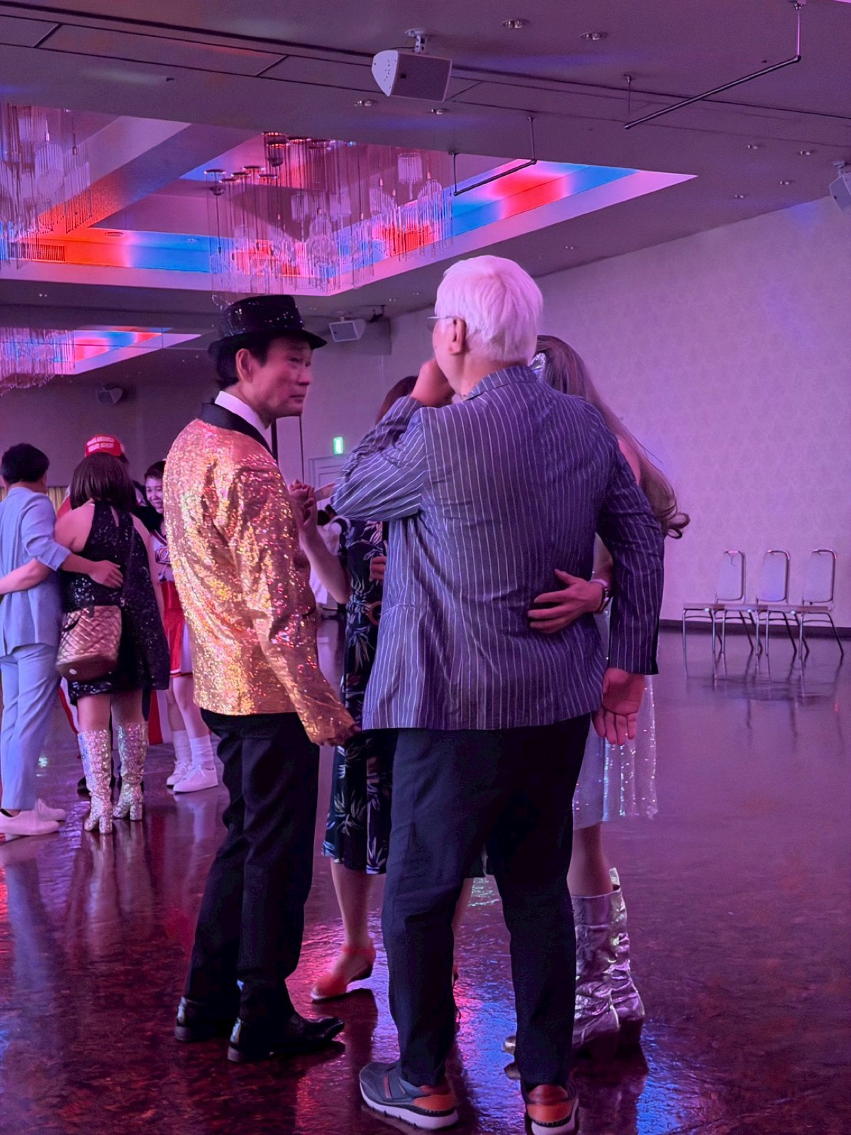 チャリティディスコパーティーで盛り上がる会場