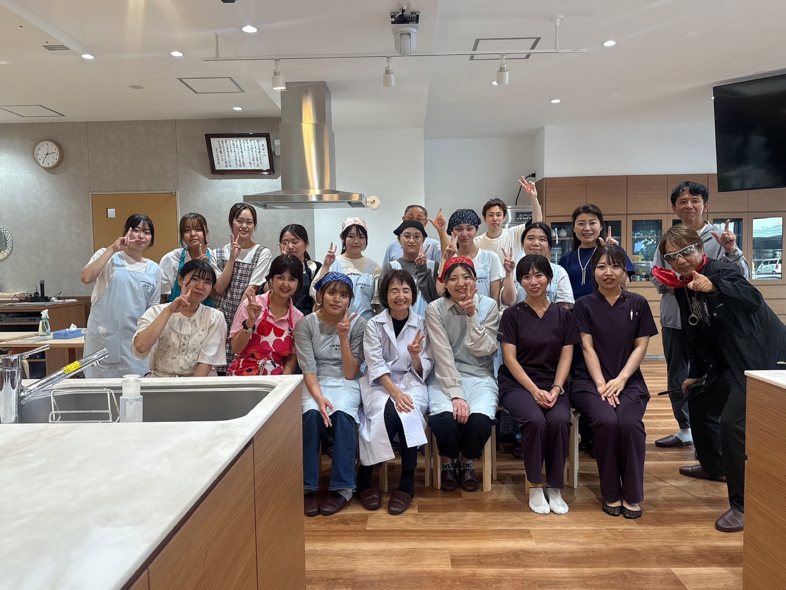 こども食堂で学生と一緒に活動するメンバー
