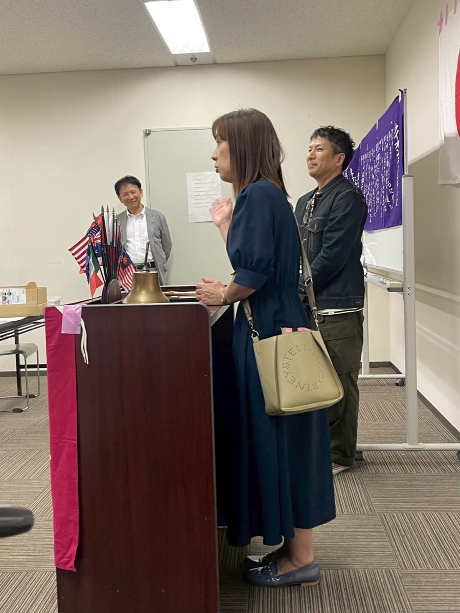 例会で発表する女性メンバー