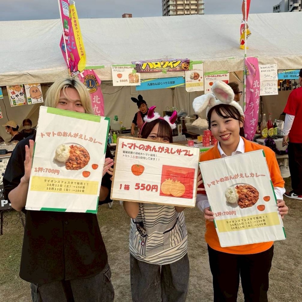ライオンズフェスタの売り場に立つ若手メンバー3人