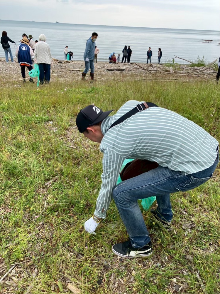 海岸でごみを拾う人のようす