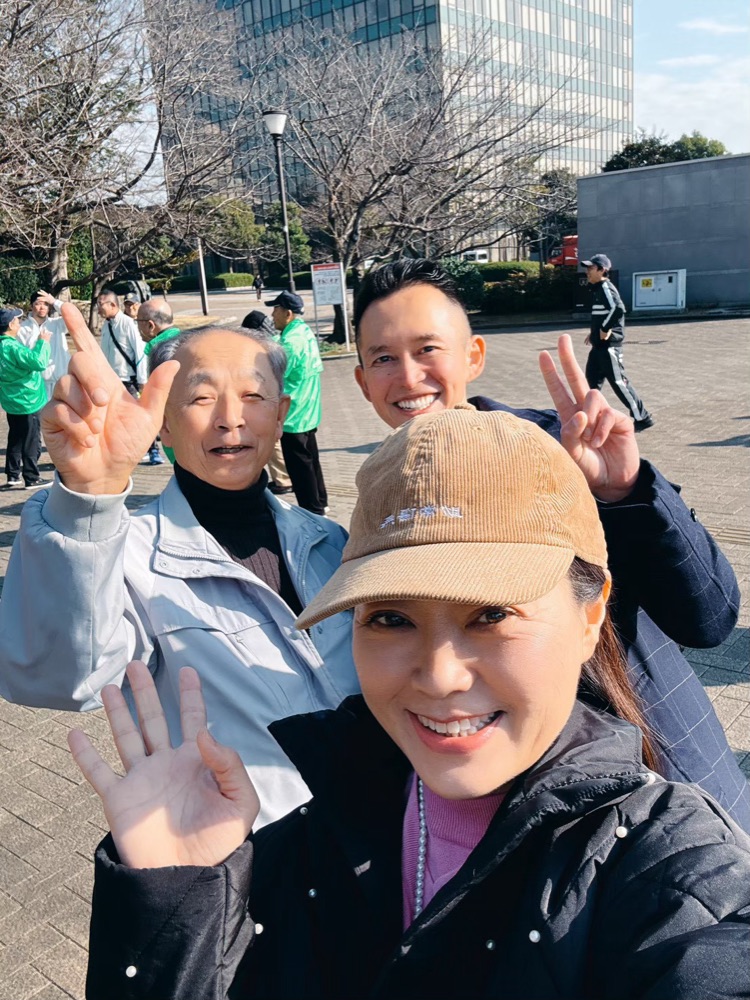 清掃活動の合間に3人で撮った笑顔のセルフィー