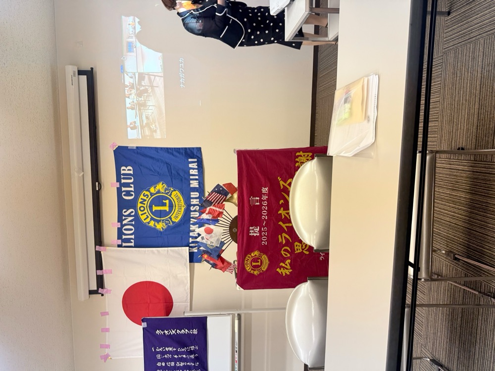 例会会場に立てられたクラブ旗