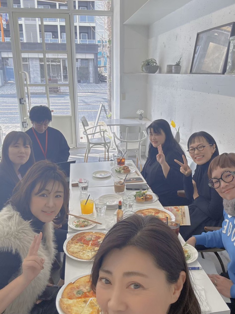woman's caféで食事を楽しむメンバーたち