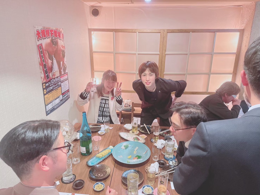 忘年例会で盛り上がるメンバーたち