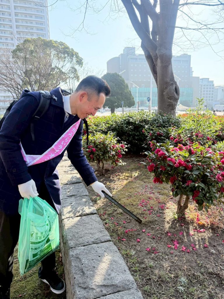 北九州マラソンのコース周辺でごみを拾うメンバー